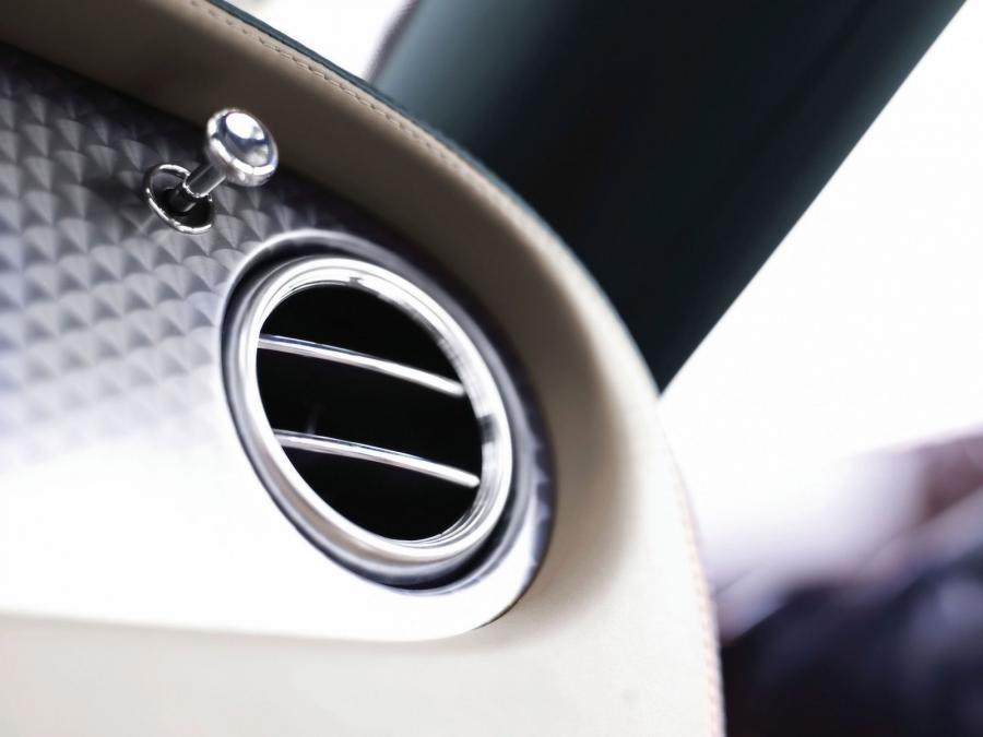 Детали интерьера Bentley Continental GTC Speed 2009 года  (фото 7 из 44)